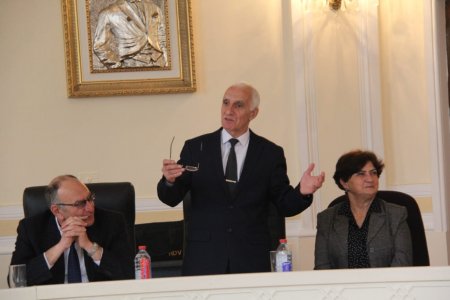 Pünhan Şükürün yeni kitabının “imza günü” keçirilib Pünhan Şükürün yeni kitabının “imza günü” keçirilib