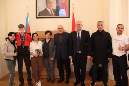 Pünhan Şükürün yeni kitabının “imza günü” keçirilib Pünhan Şükürün yeni kitabının “imza günü” keçirilib