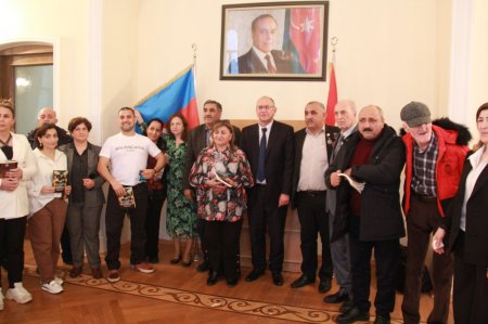 Pünhan Şükürün yeni kitabının “imza günü” keçirilib Pünhan Şükürün yeni kitabının “imza günü” keçirilib