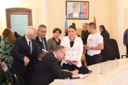 Pünhan Şükürün yeni kitabının “imza günü” keçirilib Pünhan Şükürün yeni kitabının “imza günü” keçirilib