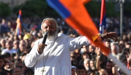 Keşişlər Ermənistan ordusundan QOVULDULAR Keşişlər Ermənistan ordusundan QOVULDULAR