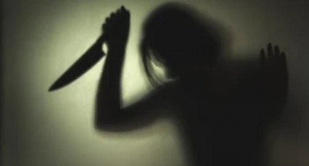 Bakıda yeniyetmə qız anasını döydüyü üçün atasını bıçaqladı